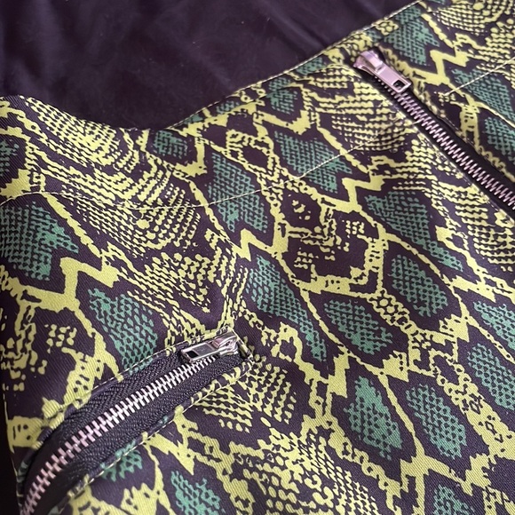 2019 Hot Topic Green Snake Pattern Zip Up Skirt - Picture 5 of 10